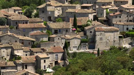 Casas-De-Pueblo-Francés-Pequeño-Viejo-Balazuc-Ardeche-Sur-Francia-Verano-Aéreo-Cámara-Lenta