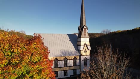 new england, east orange vermont push in die kirche mit herbstlaub und herbstfarbe