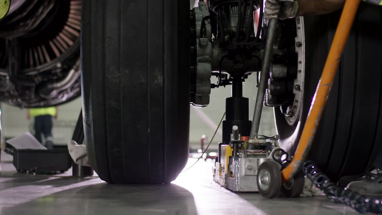 mantenimiento del tren de aterrizaje del avión