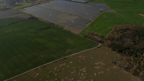 Felder-Und-Wiesen-In-Landschaft.-Laibung-Des-Photovoltaik-Kraftwerks-Nach-Oben-Kippen.-Grüne-Energie,-ökologie-Und-Konzept-Zur-Reduzierung-Des-Klimafußabdrucks