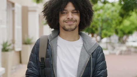 Porträt-Eines-Jungen-Gemischtrassigen-Fotografiestudenten,-Der-Lächelnd-Mit-Einer-Retro-Kamera-Fotografiert-Und-Die-Sehenswürdigkeiten-Vor-Dem-Hintergrund-Der-Stadt-Genießt