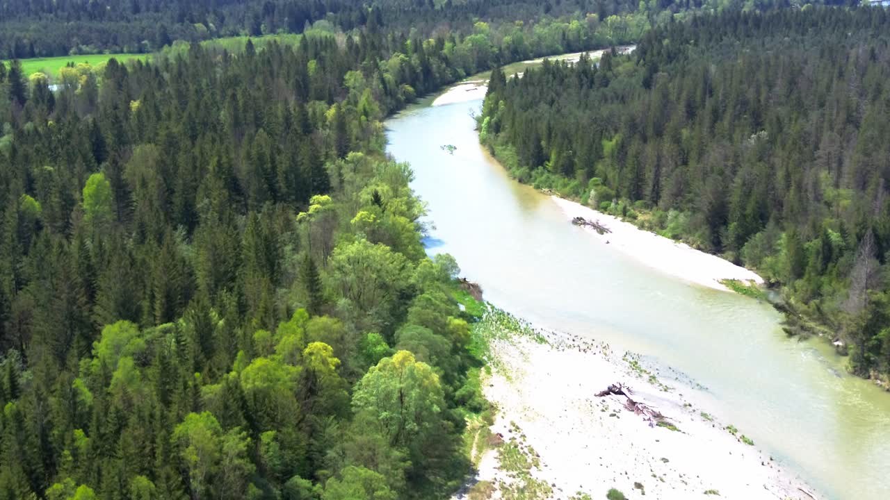 Drone lennossa joen ja metsän yli 4K.