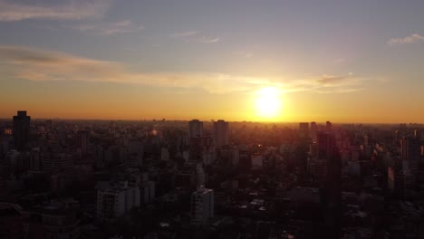 Antena---Hermosa-Puesta-De-Sol-Sobre-Edificios-De-Apartamentos-En-Buenos-Aires,-Argentina