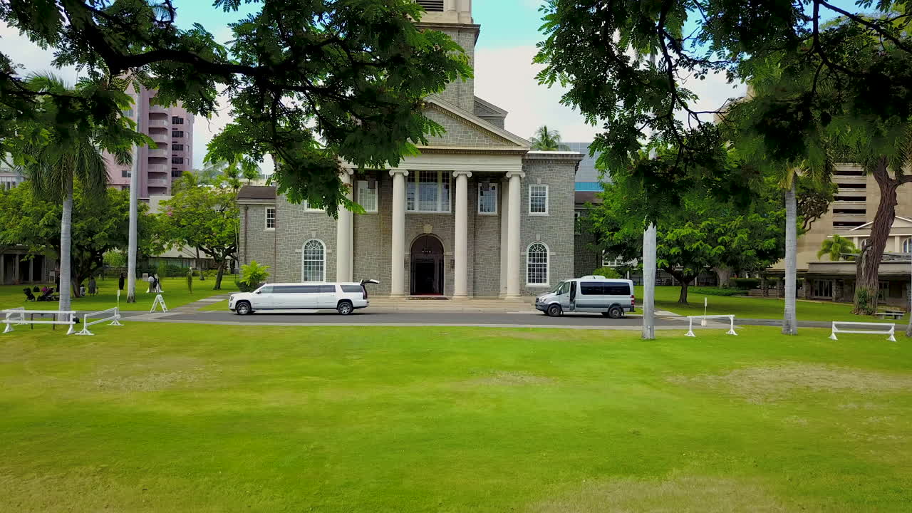 zoom en el vuelo del avión no tripulado _ iglesia en hawai