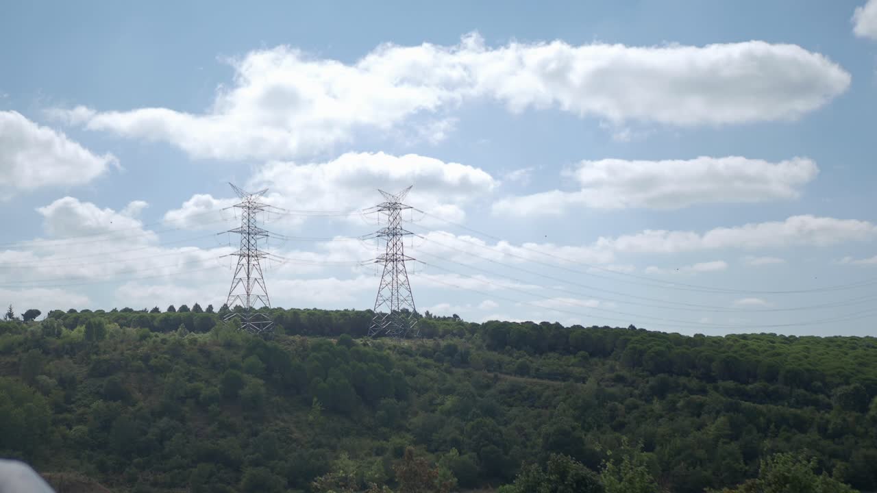 líneas eléctricas sobre un bosque en la ladera de una colina