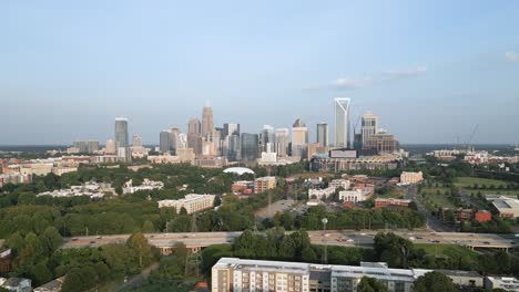 Drone-Aéreo-Del-Horizonte-De-La-Ciudad-De-Charlotte,-Carolina-Del-Norte-Con-La-Autopista-I-77