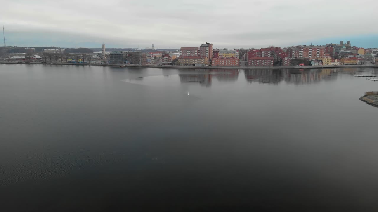 vista aérea de karlskrona, suecia, que muestra partes de la ciudad y el océano al que está conectado