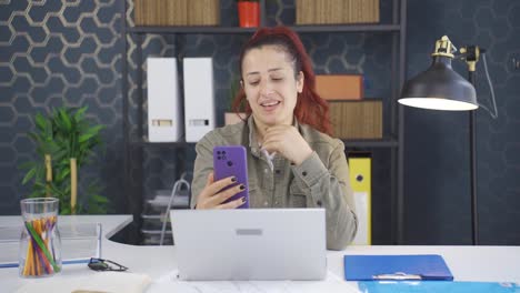 mujer de negocios hablando en línea por facetime.