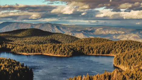 hyperlapse esplendor dorado: lago duffy en medio de los pinos