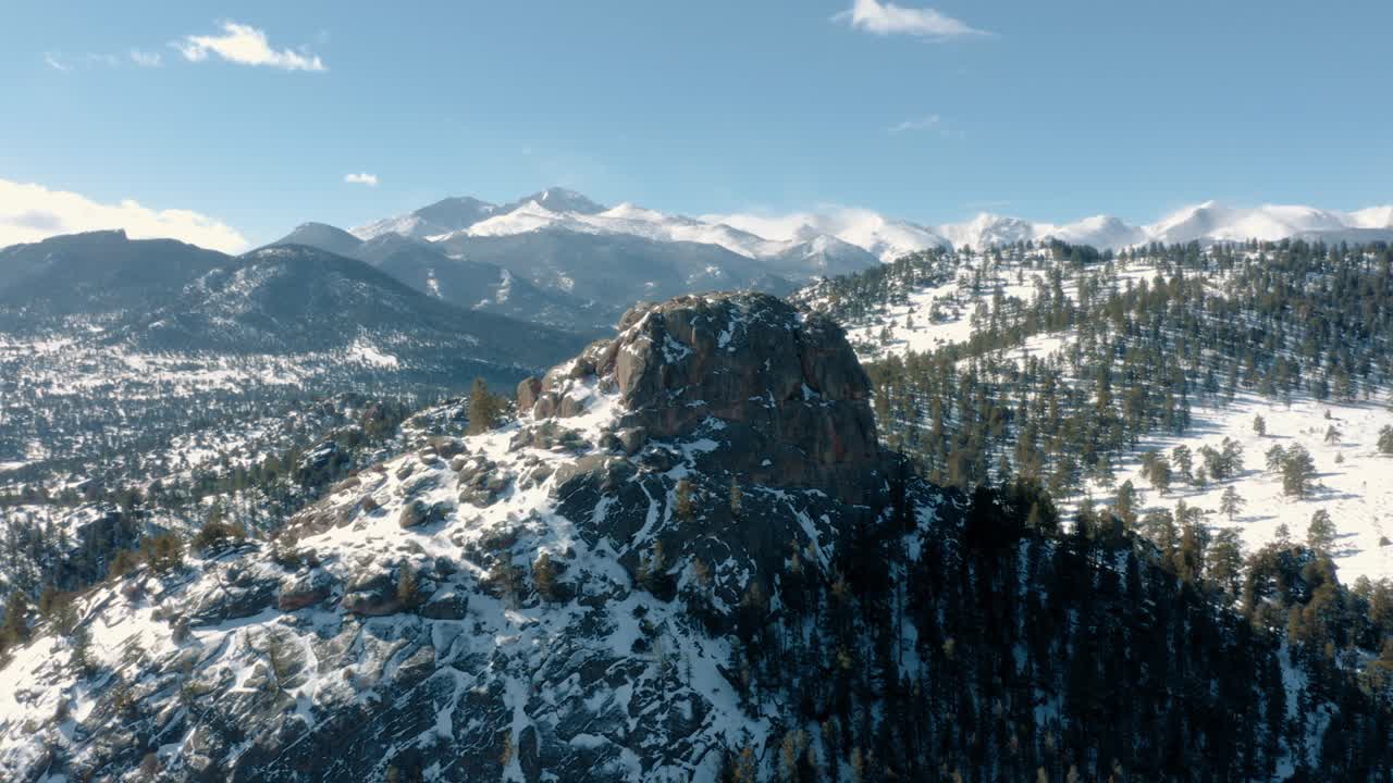 toma de drones de montañas y colinas nevadas
