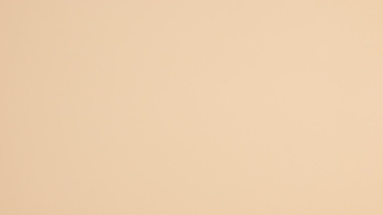 las botellas de esmalte de uñas de varios colores aparecen en una fila en el lado izquierdo del fondo beige.