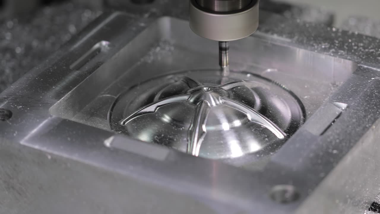 Tornio fresatrice CNC per la lavorazione dei metalli. Moderna tecnologia di taglio del metallo
