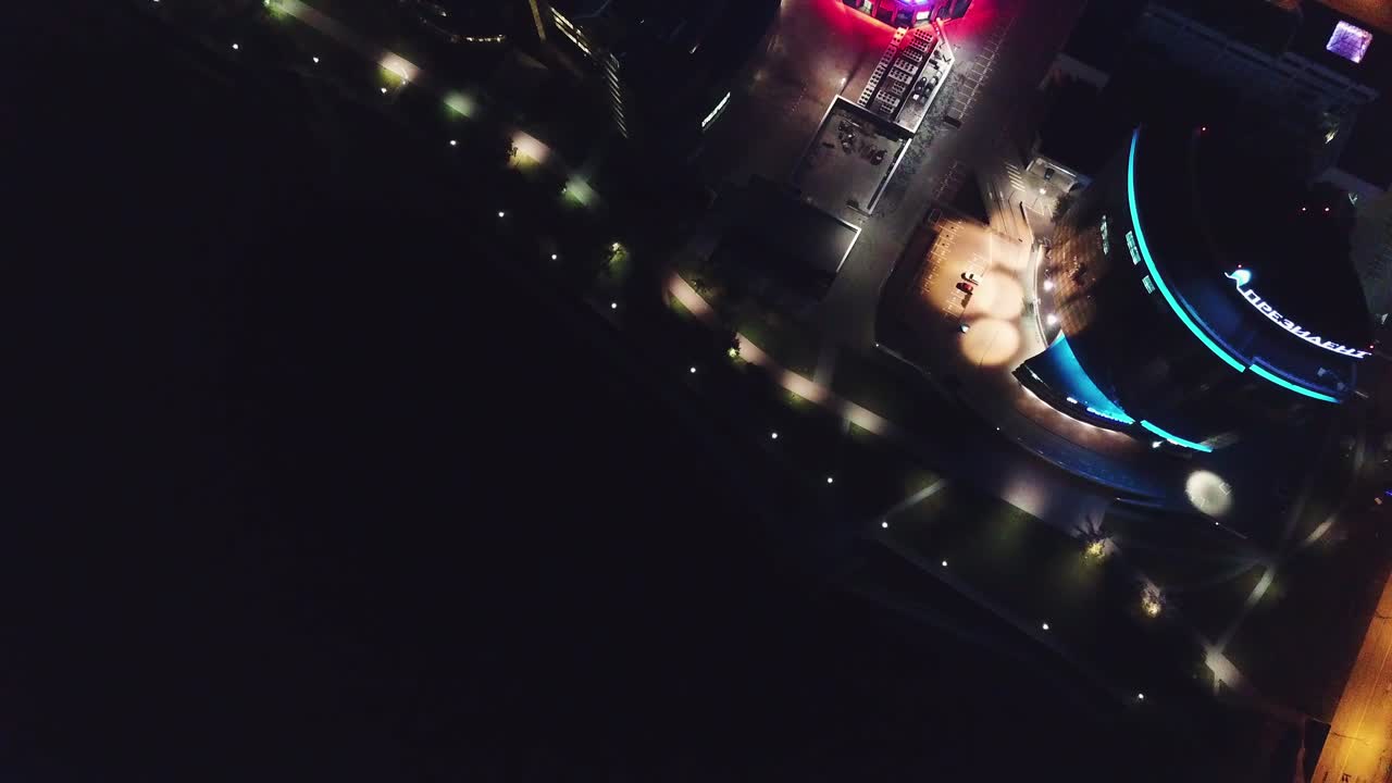 vista aérea nocturna del paisaje urbano con arquitectura moderna