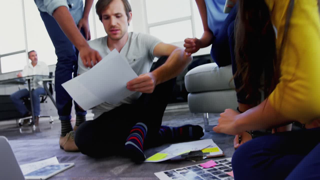 ejecutivo atento discutiendo sobre el documento 4k