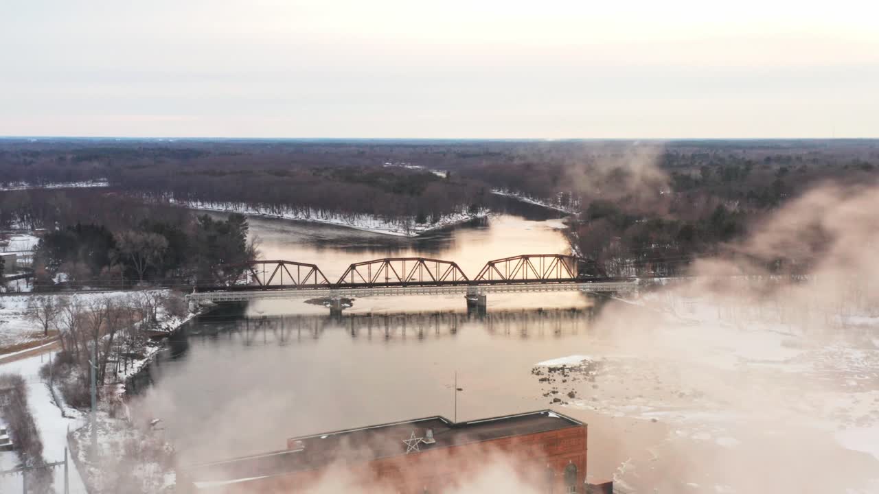 aéreo, río wisconsin en stevens point durante la temporada de invierno