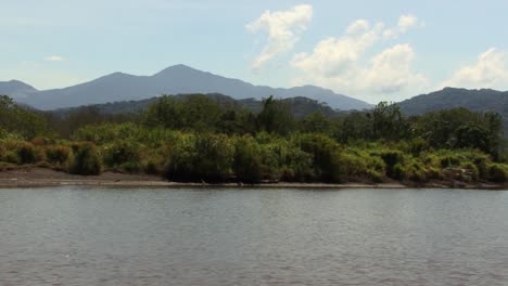 montañas y la selva tropical que rodea el río tarcoles en costa rica