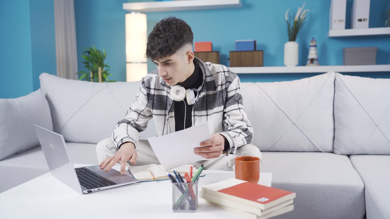 집에서 공부하는 대학생.