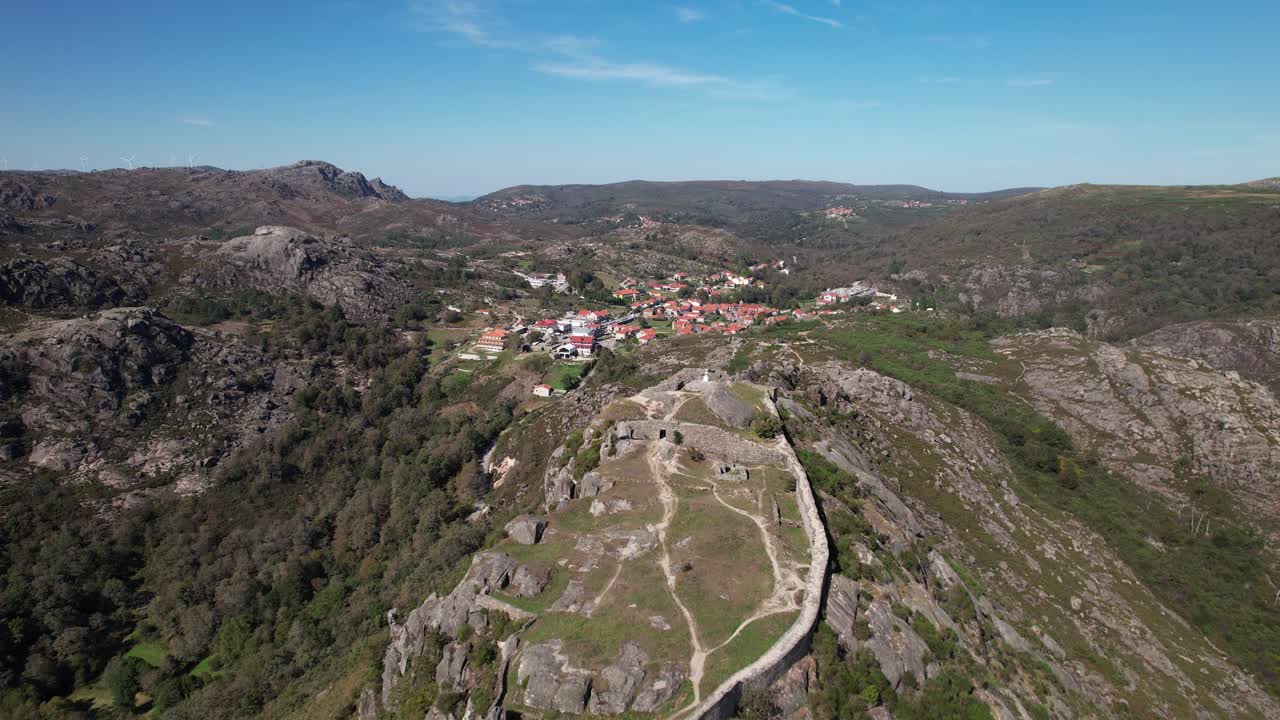 sobrevolar el castillo de castro laboreiro en portugal