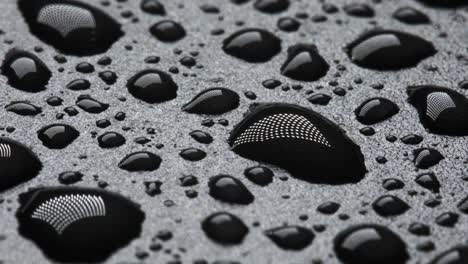 gotas de agua en una superficie de plástico negra