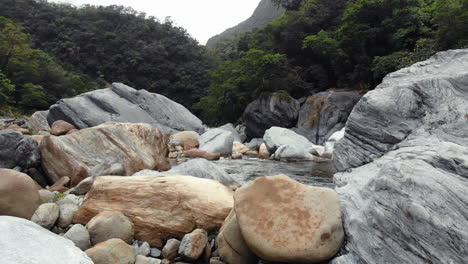 Drone-shot-of-rocks-and-mountain-stream-river-near-Shakadang-Trail-in-Taroko-National-Park,-Taiwan