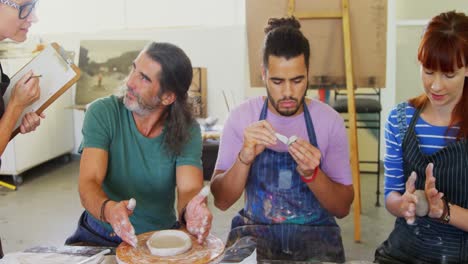 profesor de dibujo ayudante de artista en cerámica 4k