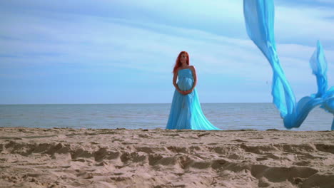 mujer embarazada playa. playa embarazada. mujer embarazada en vestido azul en la playa del mar