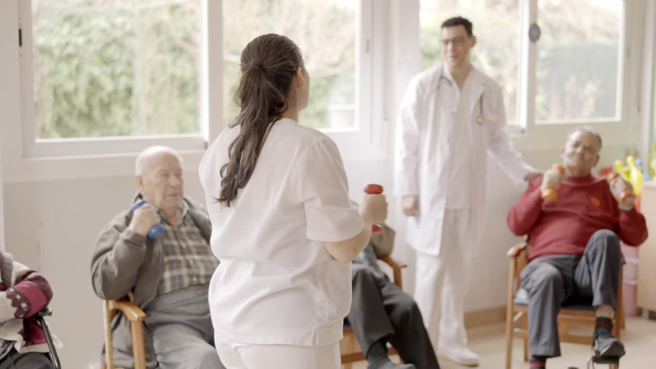Fisioterapeuta che spiega gli esercizi a un gruppo di anziani