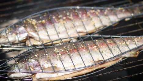 바비큐 그릴에 놓인 맛있는 통 생선