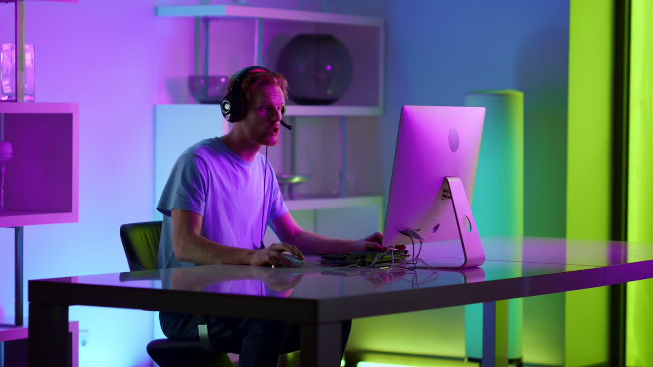 ciberjugador hablando con el micrófono en casa. streamer de deportes acciones de comentarios en neón