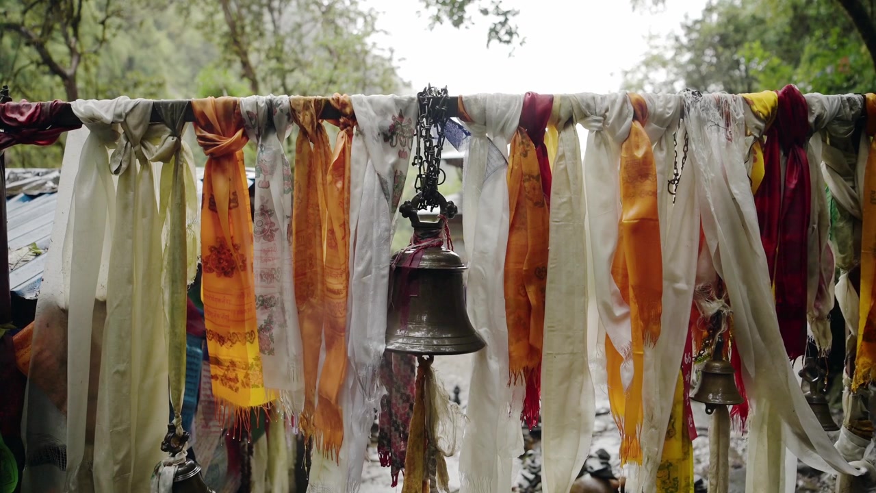 Nepal Himalayaları'ndaki bir tapınakta yer alan Budist dua çanı. Nepal'deki Annapurna Parkuru'nda Budizm'de dua için dini bir sembol olan bu dua çanının yakın çekim görüntüsü