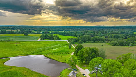 Hyperlapse-Von-Wolken-über-Grünen-Feldern-Und-Einem-See-Auf-Dem-Land