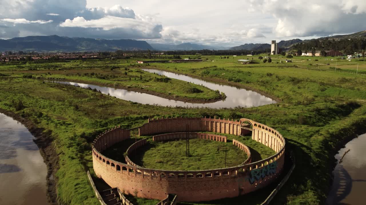 tiro de dron volando sobre un fuerte redondo, teatro emblemático en bogotá