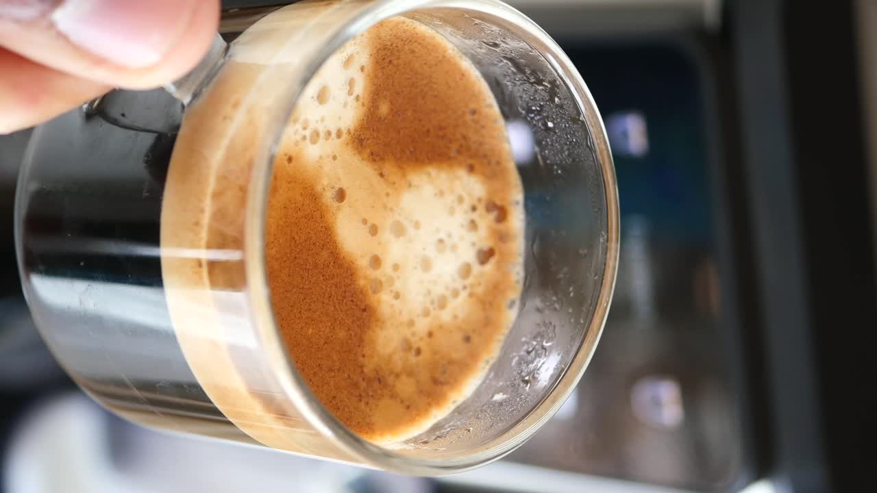 Primo piano di una tazza di caffè espresso