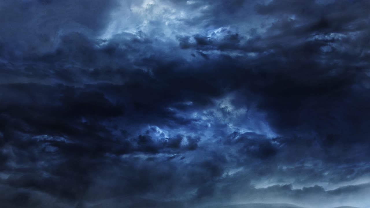 una nube azul oscuro moviéndose con una tormenta eléctrica en ella