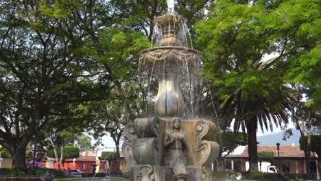 Kippschuss-Des-Springbrunnens-Im-Central-Park-Von-Antigua,-Guatemala