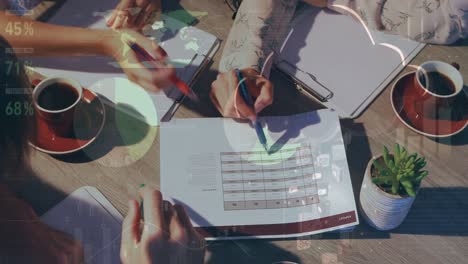 animación del procesamiento de datos sobre diversas personas de negocios que escriben