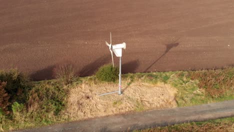 Pequeña-Turbina-Eólica-En-El-Campo-Al-Lado-Del-Camino-En-Las-Afueras-Del-Pequeño-Pueblo