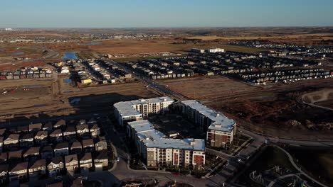 edificio de apartamentos rodeado de casas en construcción en calgary