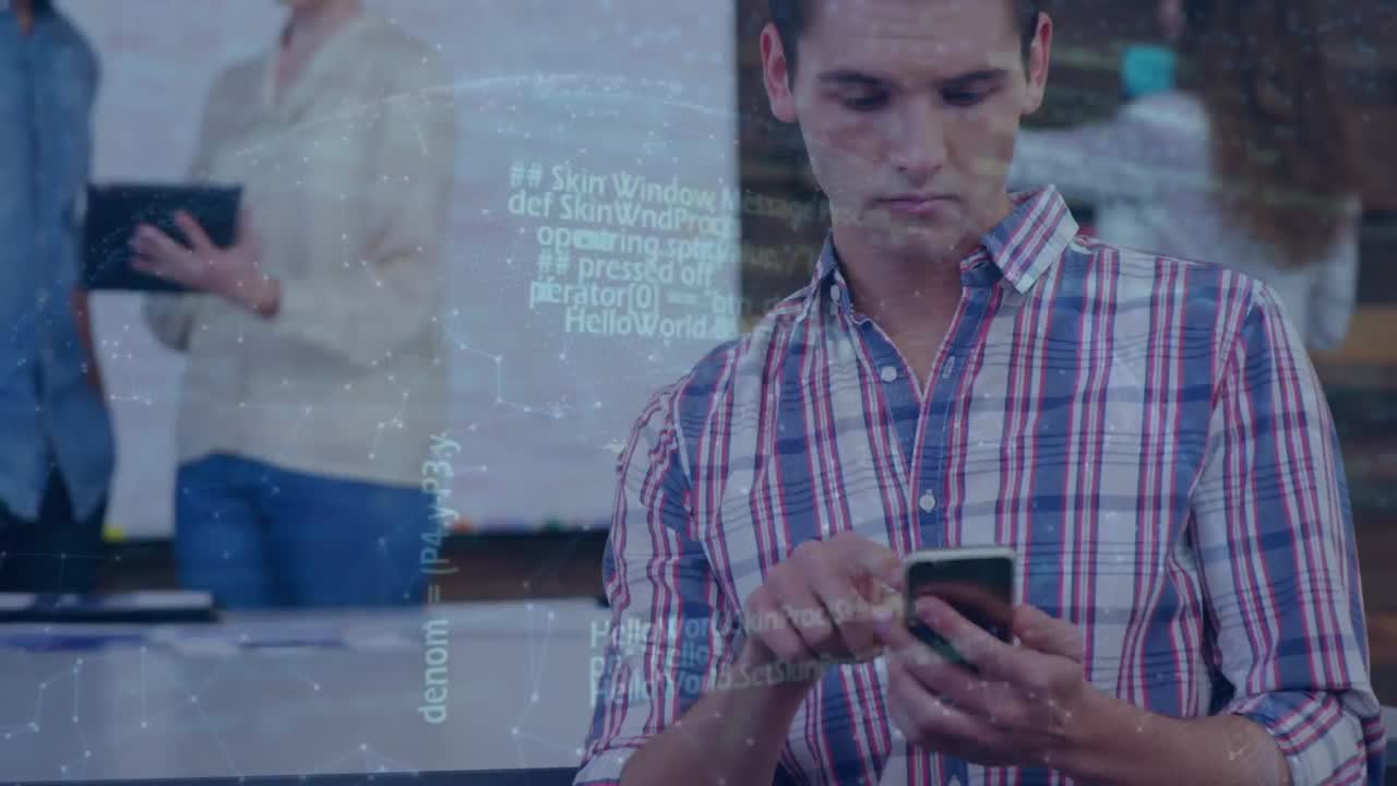 animación del procesamiento de datos sobre personas de negocios que utilizan dispositivos electrónicos