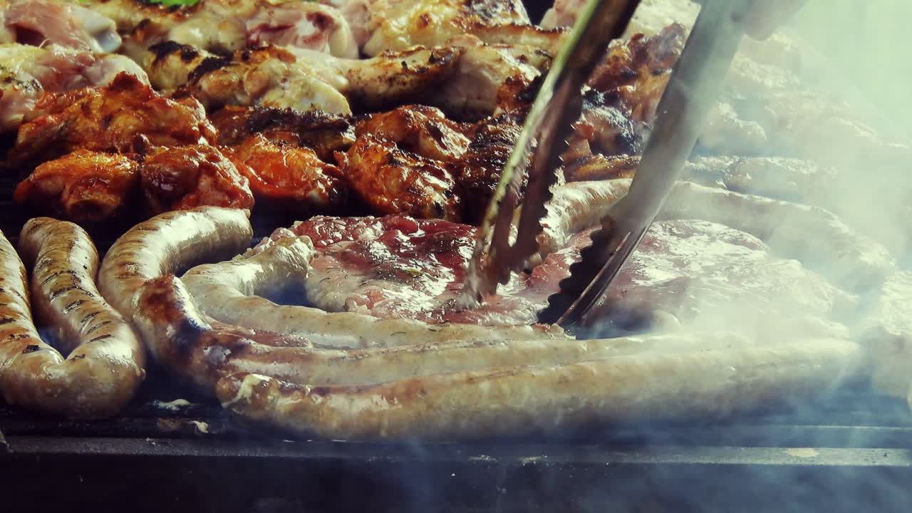 Salsiccia alla griglia sulla griglia infuocata.