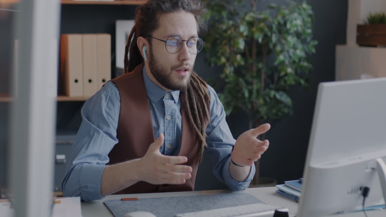hombre de negocios en videoconferencia