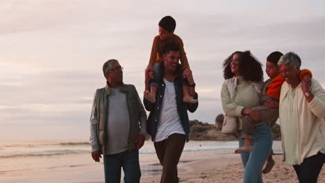 Glücklich,-Sonnenuntergang-Und-Entspannung-Mit-Der-Großen-Familie-Am-Strand