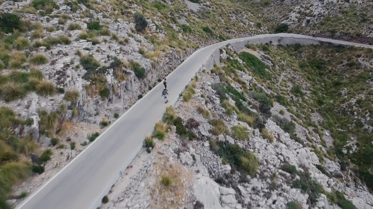 increíbles imágenes de drones en 4k de dos personas patinando cuesta abajo en un lugar impresionante - mallorca sa calobra serra de tramuntana - deporte extremo - actividades al aire libre con adrenalina