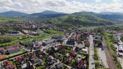 Vista-Aérea-Escénica-En-El-Pueblo-De-Mszana-Dolna-En-El-Sur-De-Polonia-El-Día-De-Verano