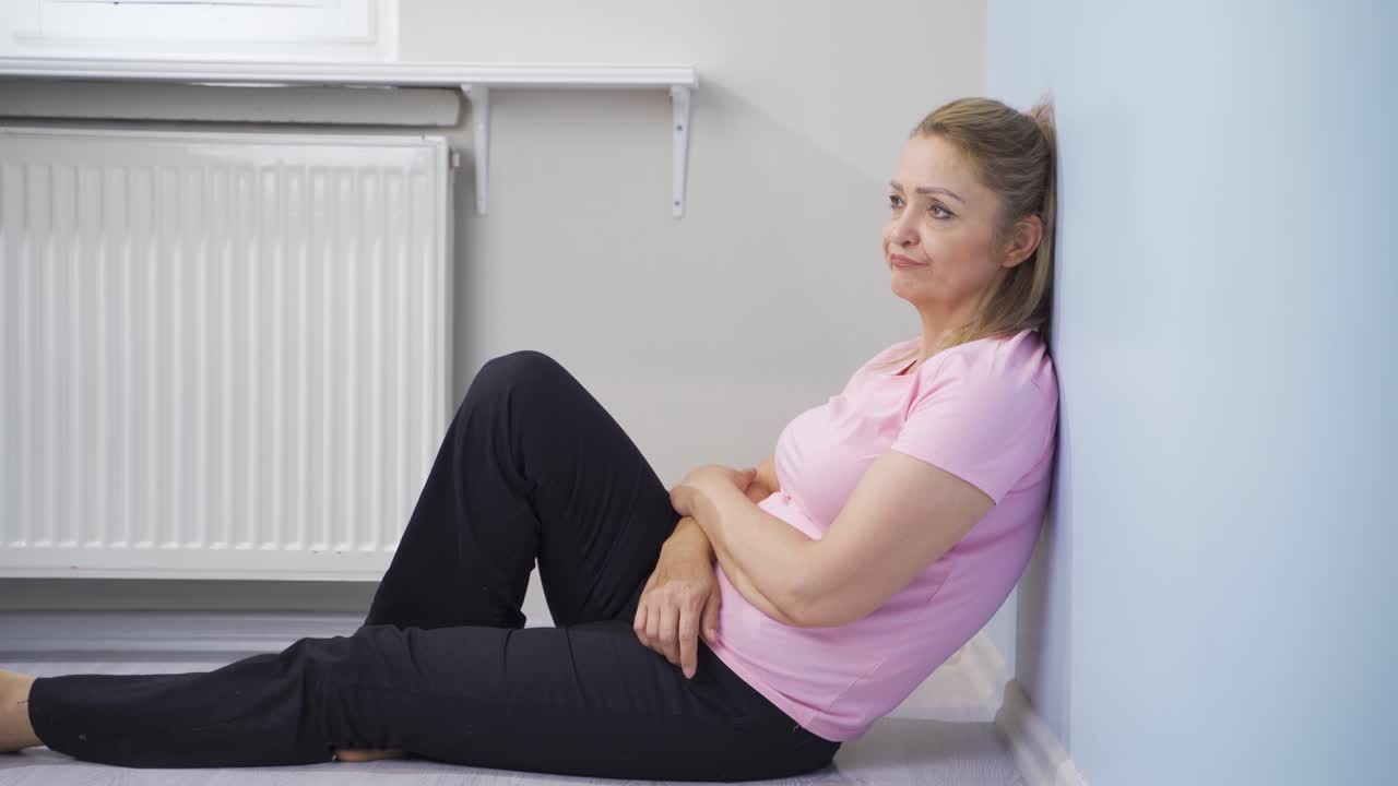 소파에 누워 있는 우울한 여자.