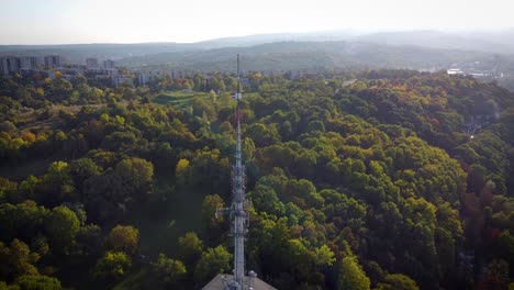 Alter-Fernsehsender-Auf-Einem-Berg-In-Der-Stadt-Miskolc