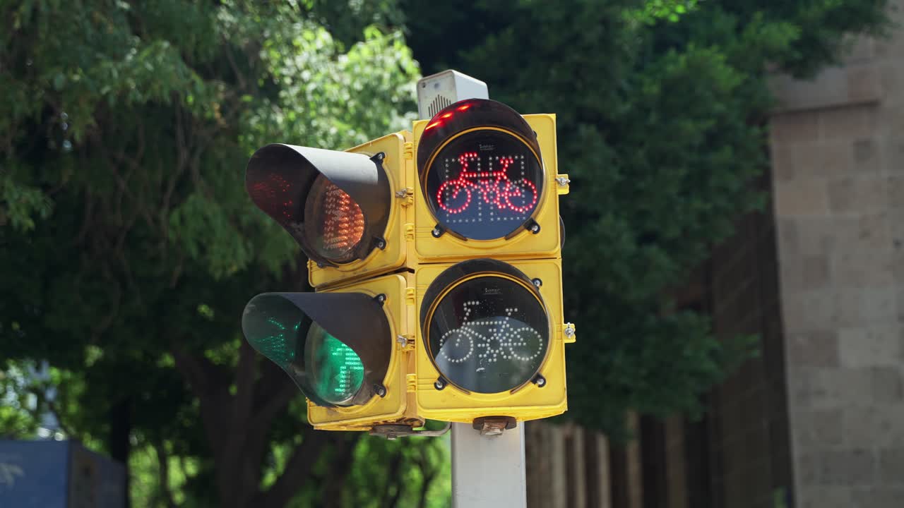icono de bicicleta roja en el semáforo en la ciudad de méxico