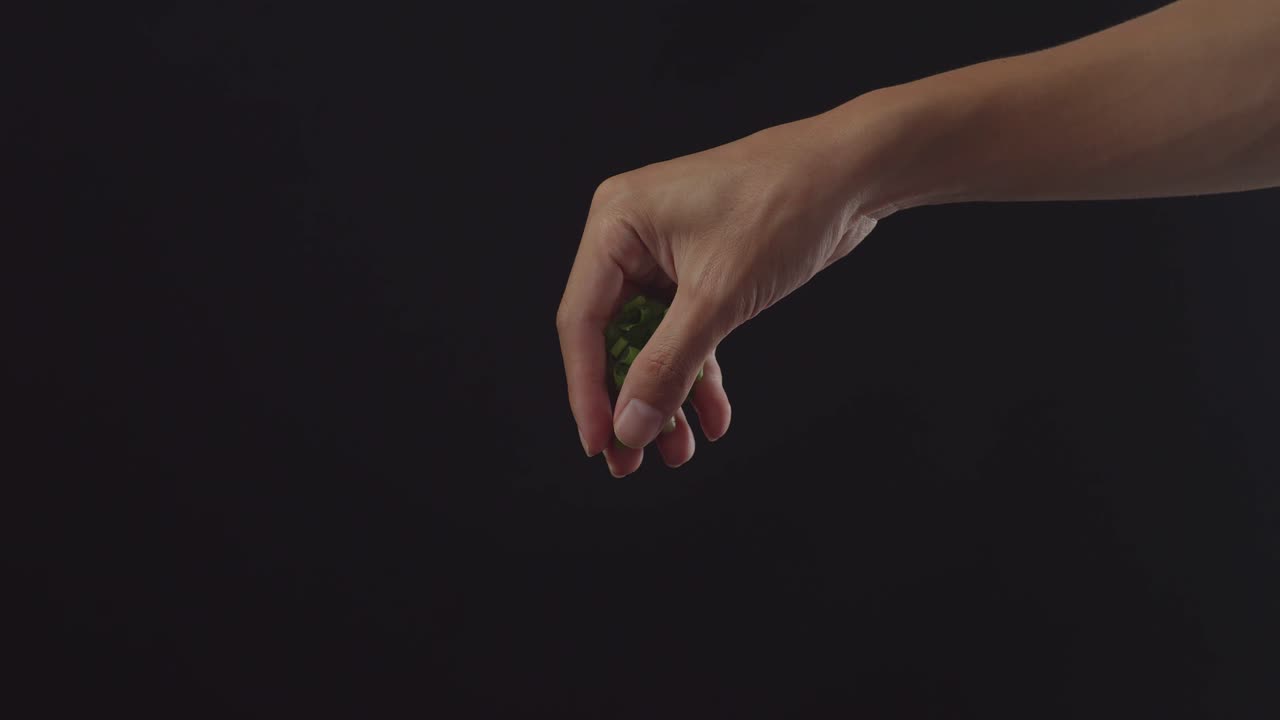 손으로 개진 녹색 채소를 들고