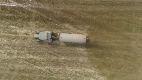 tractor con remolque extendiendo fertilizante vista aérea