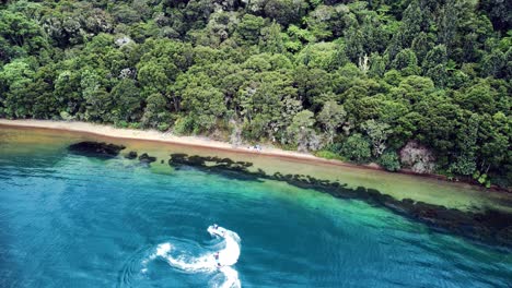 Turista-Con-Moto-Acuática-En-Una-Playa-Remota-Disparada-Por-Un-Dron